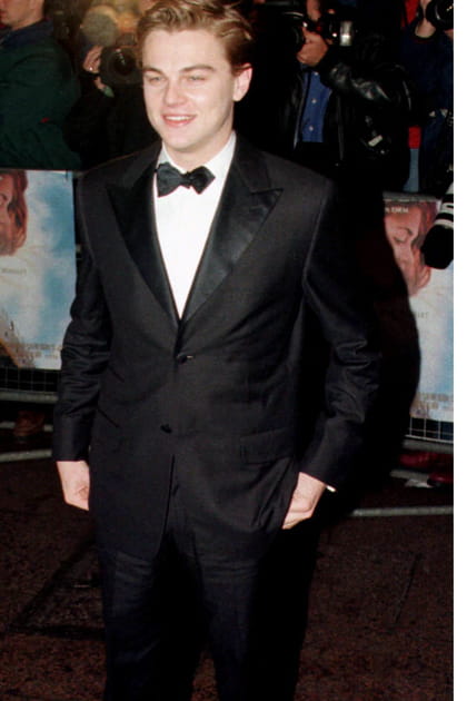 Leonardo DiCaprio en costume et n&oelig;ud papillon