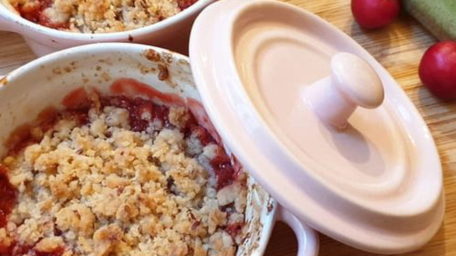 Crumble fraise rhubarbe cerise