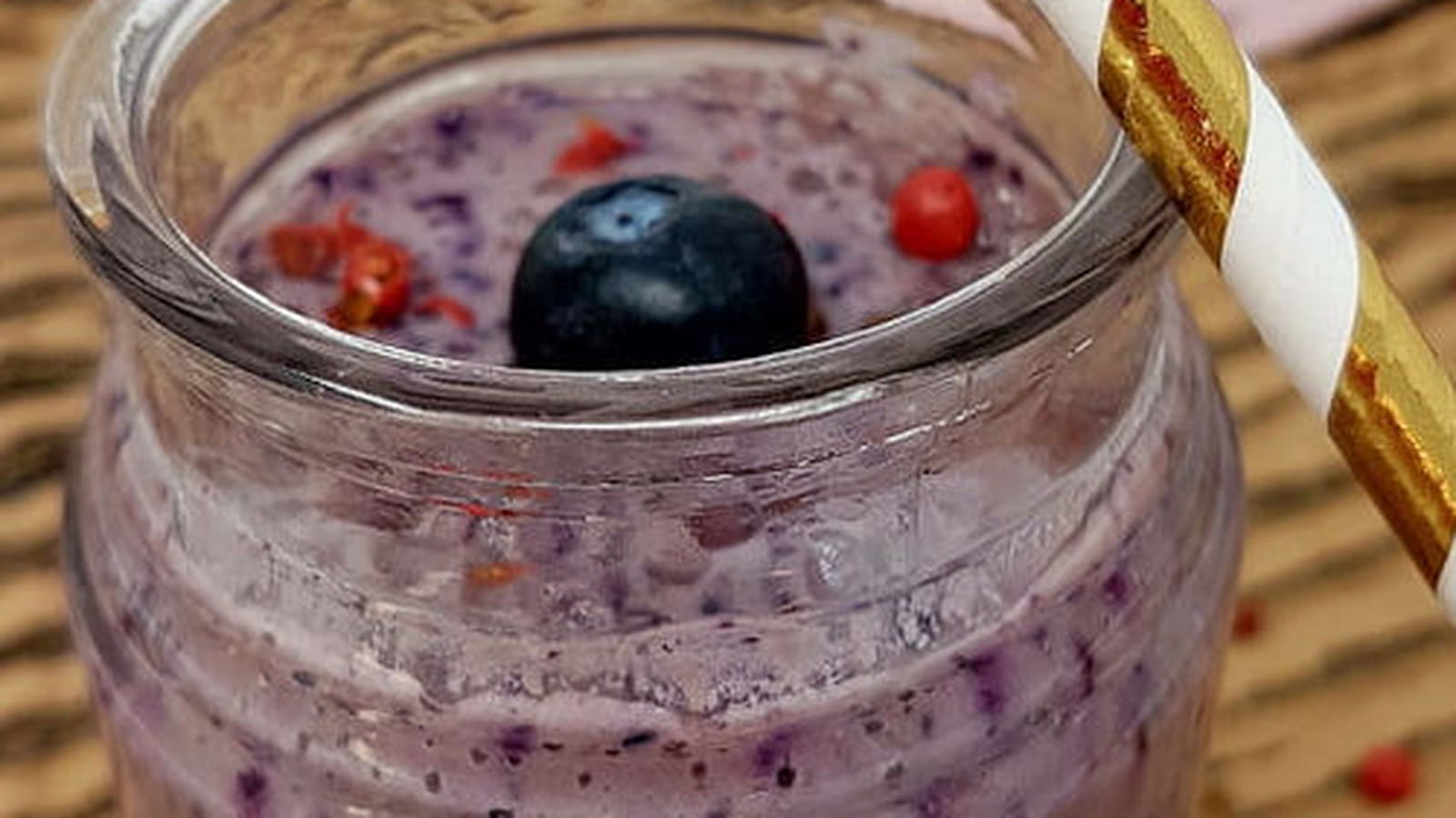 Smoothie myrtilles et baies roses