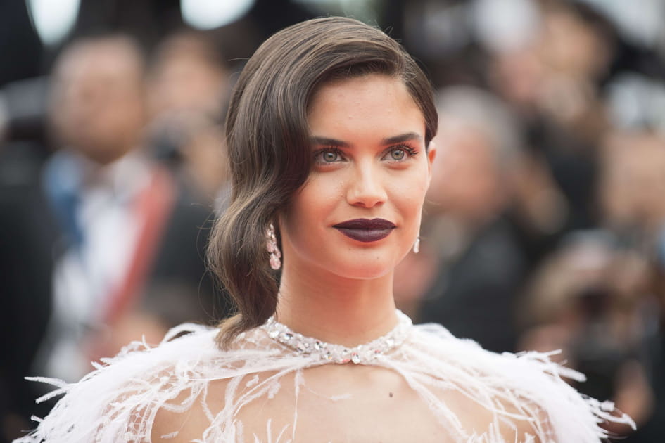 La queue-de-cheval avec m&egrave;che ondul&eacute;e de Sara Sampaio