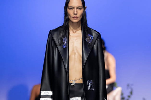 Veste longue et jupe noir et blanc aper&ccedil;ues sur le d&eacute;fil&eacute; Di Petsa