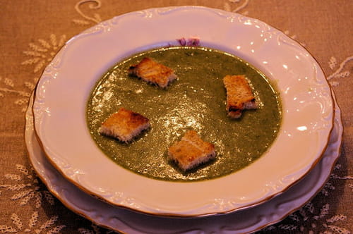 Soupe royale aux orties et aux coquelicots