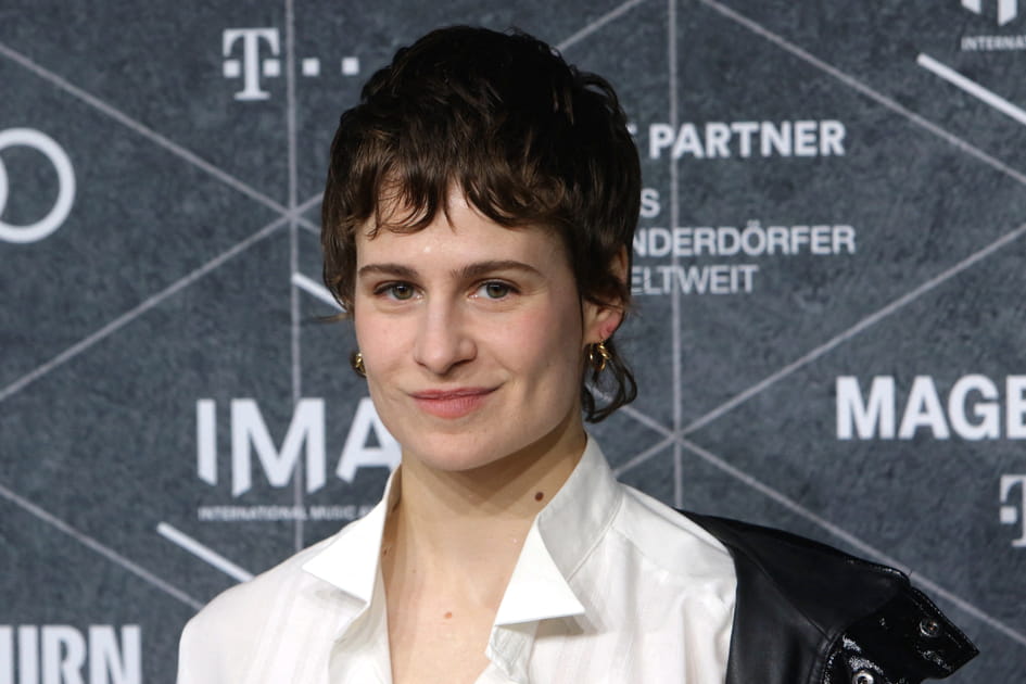 Chris(tine) and the Queens avec les cheveux courts