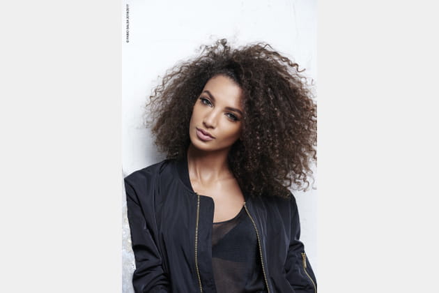 Coupe Mi Longue Sur Cheveux Frisés
