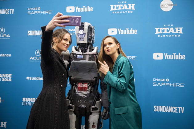 Hilary Swank et Clara Rugaard, robotisées