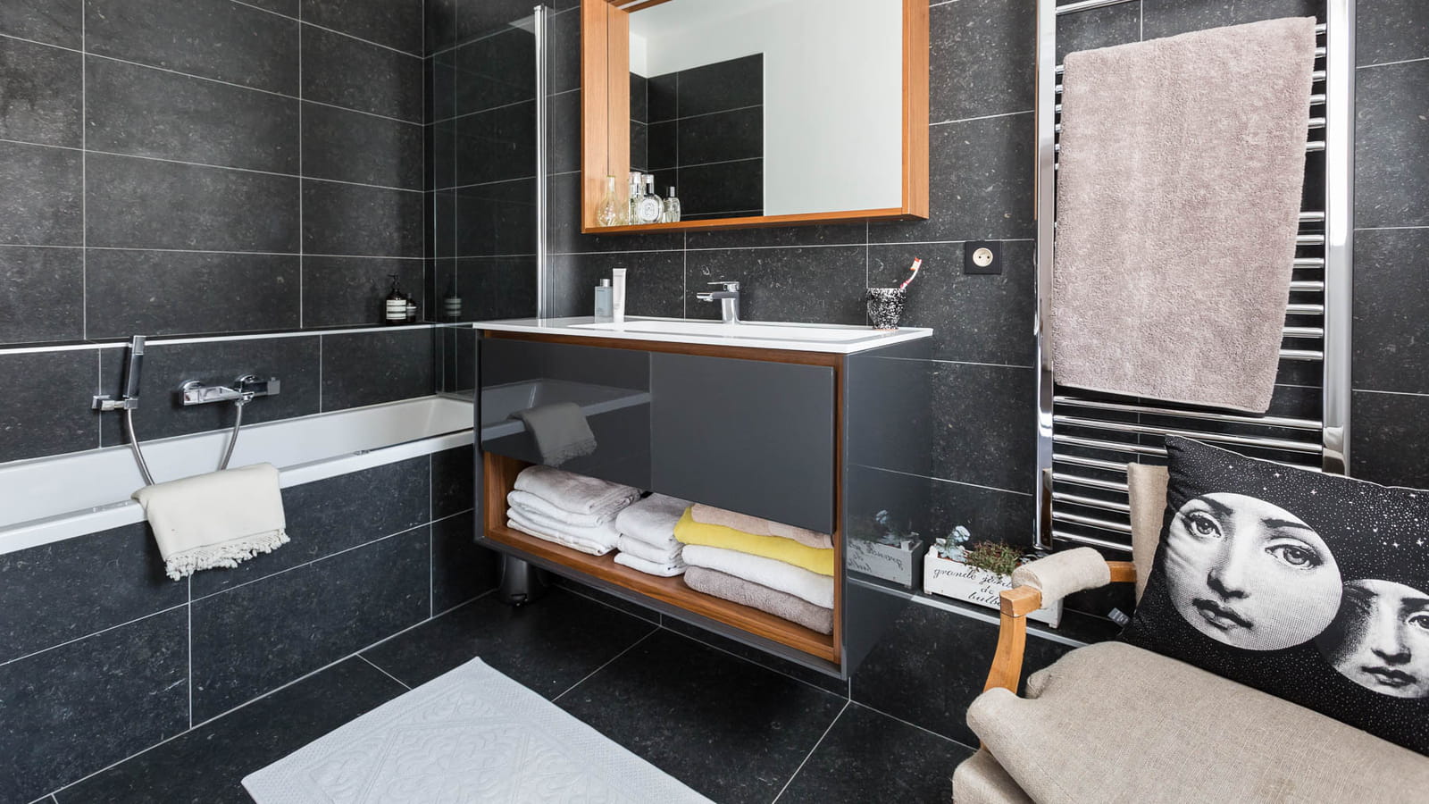 Salle de bains noire