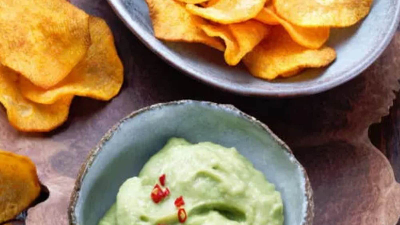 Chips de patates douces et guacamole