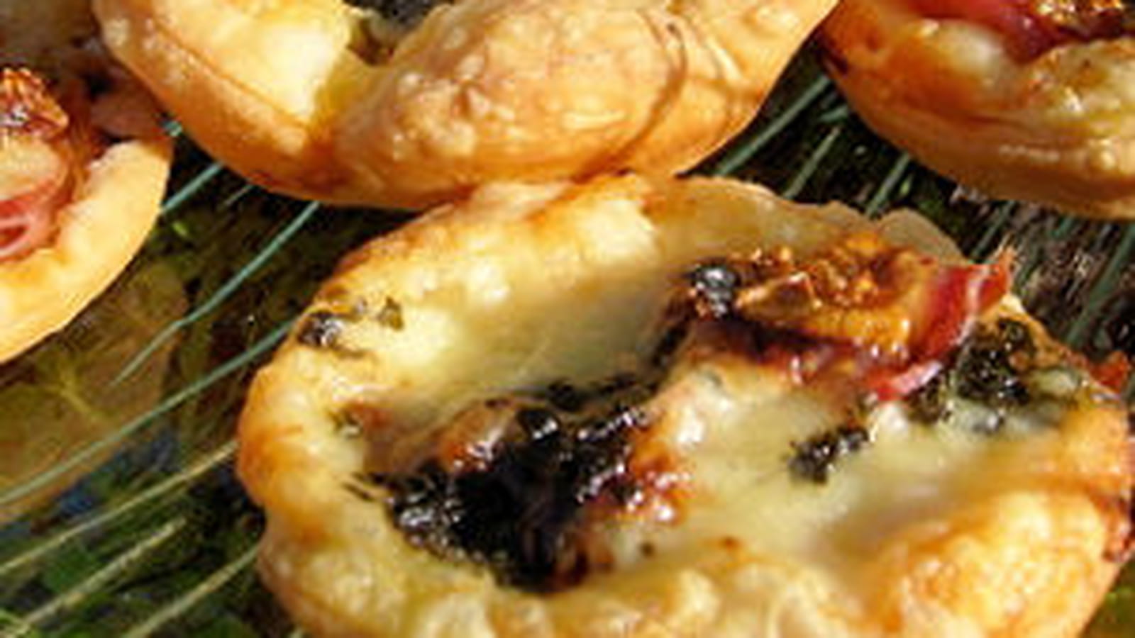Bouchées au comté, figues, jambon cru et basilic