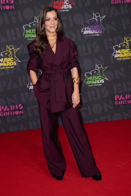 Camille Lellouche en tailleur violet avec blazer ceintur&eacute;