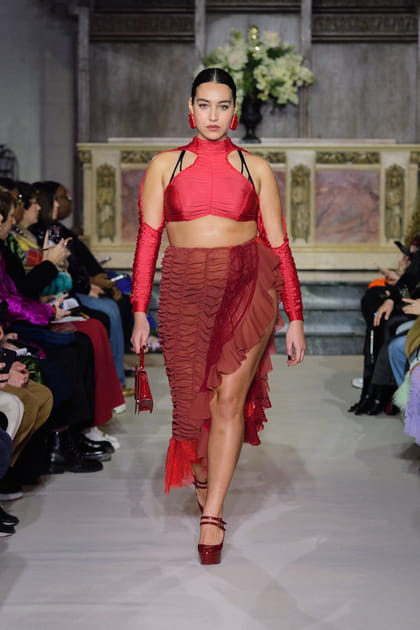 Top rouge &agrave; d&eacute;coupes et jupe asym&eacute;trique &agrave; volants aper&ccedil;us sur le d&eacute;fil&eacute; Ester Manas
