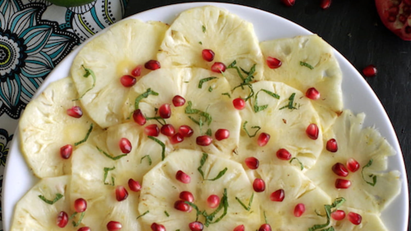 Carpaccio d'ananas à la grenade, sauce citron vert et gingembre
