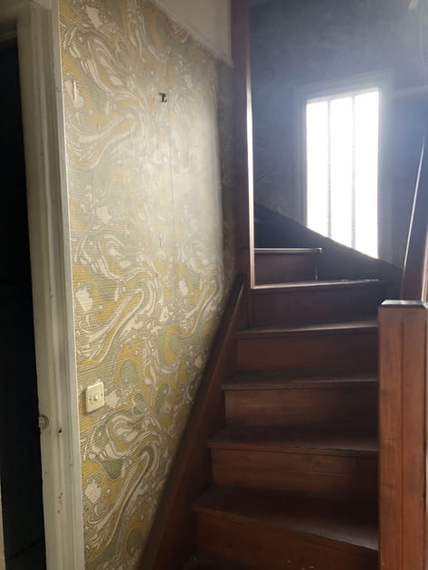 Avant&nbsp;: un escalier sombre et vieillot