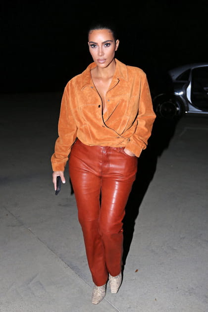 Kim Kardashian en chemise en daim et pantalon en cuir