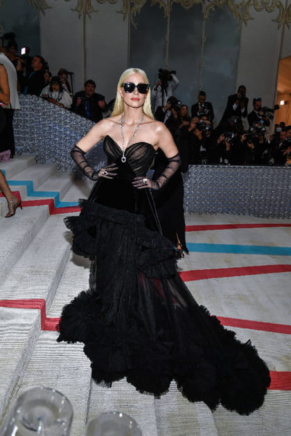 Jessica Chastain en robe bustier drapée à traîne noire Gucci