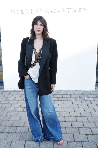 Jeanne Damas en jean &eacute;vas&eacute; et veste noire au d&eacute;fil&eacute; Stella McCartney