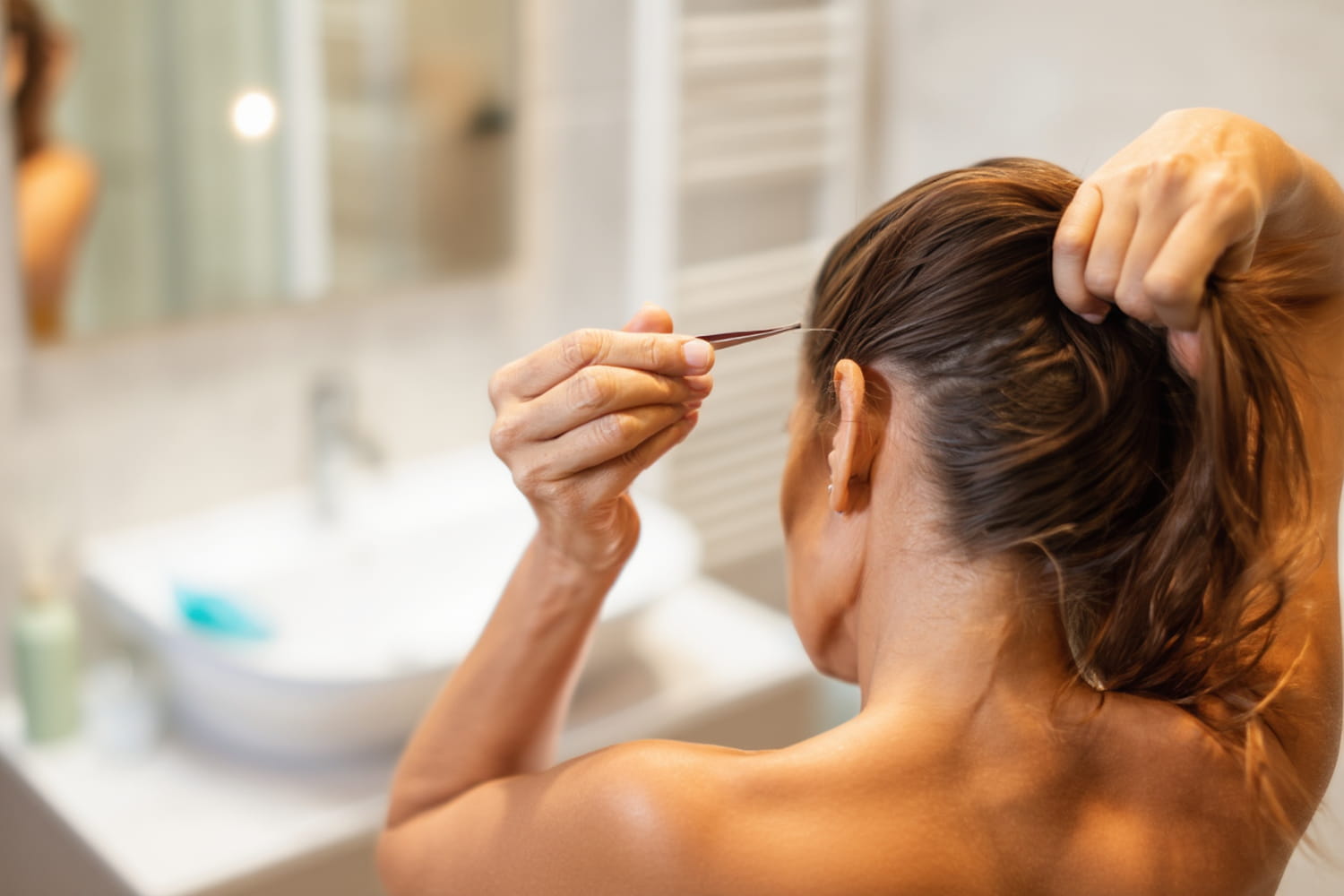 According to a medical intern, this reflex on white hair damages much more than we think