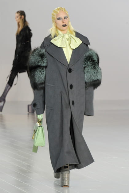 Lady Gaga en manteau gris et chemiser jaune à nœud Marc Jacobs