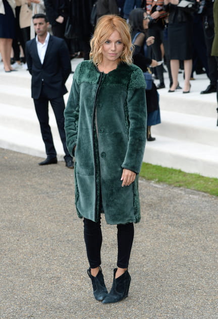 Sienna Miller au d&eacute;fil&eacute; Burberry Prorsum
