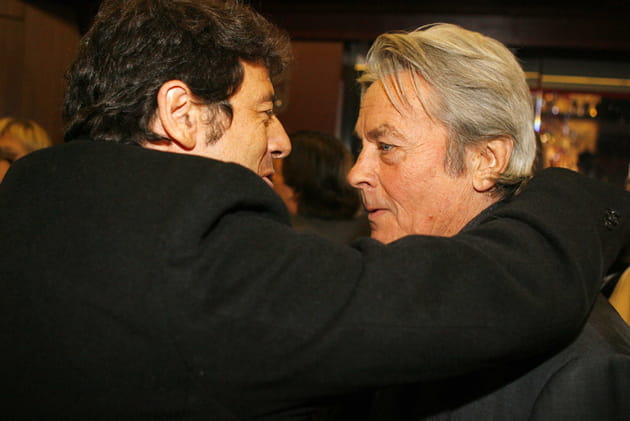 Accolade chaleureuse avec Alain Delon en 2008