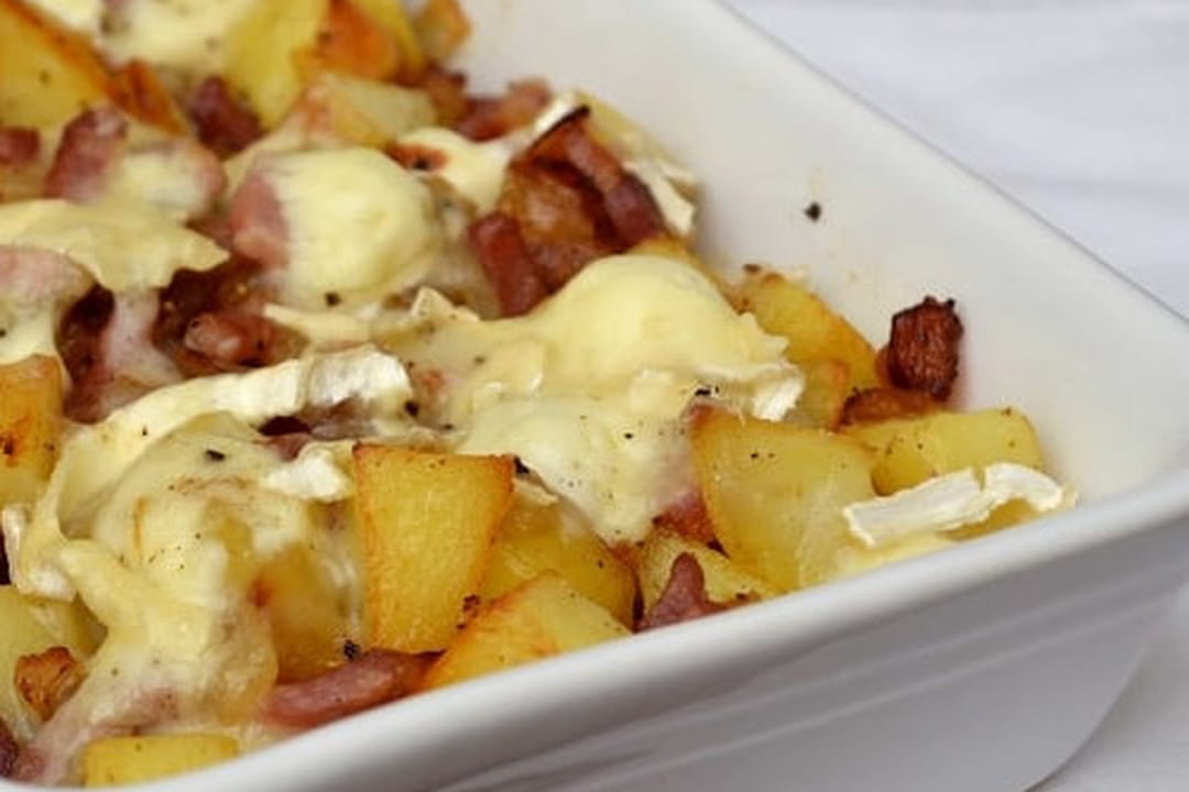 Gratin de pommes de terre aux oignons, lardons fumés et Camembert
