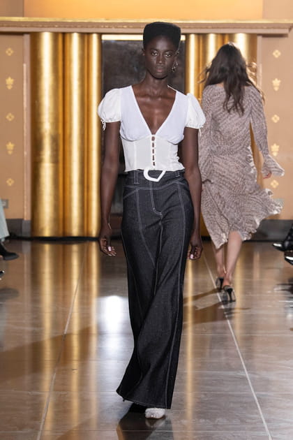 Jean flare et top blanc brod&eacute; aper&ccedil;us sur le d&eacute;fil&eacute; MaisonCl&eacute;o