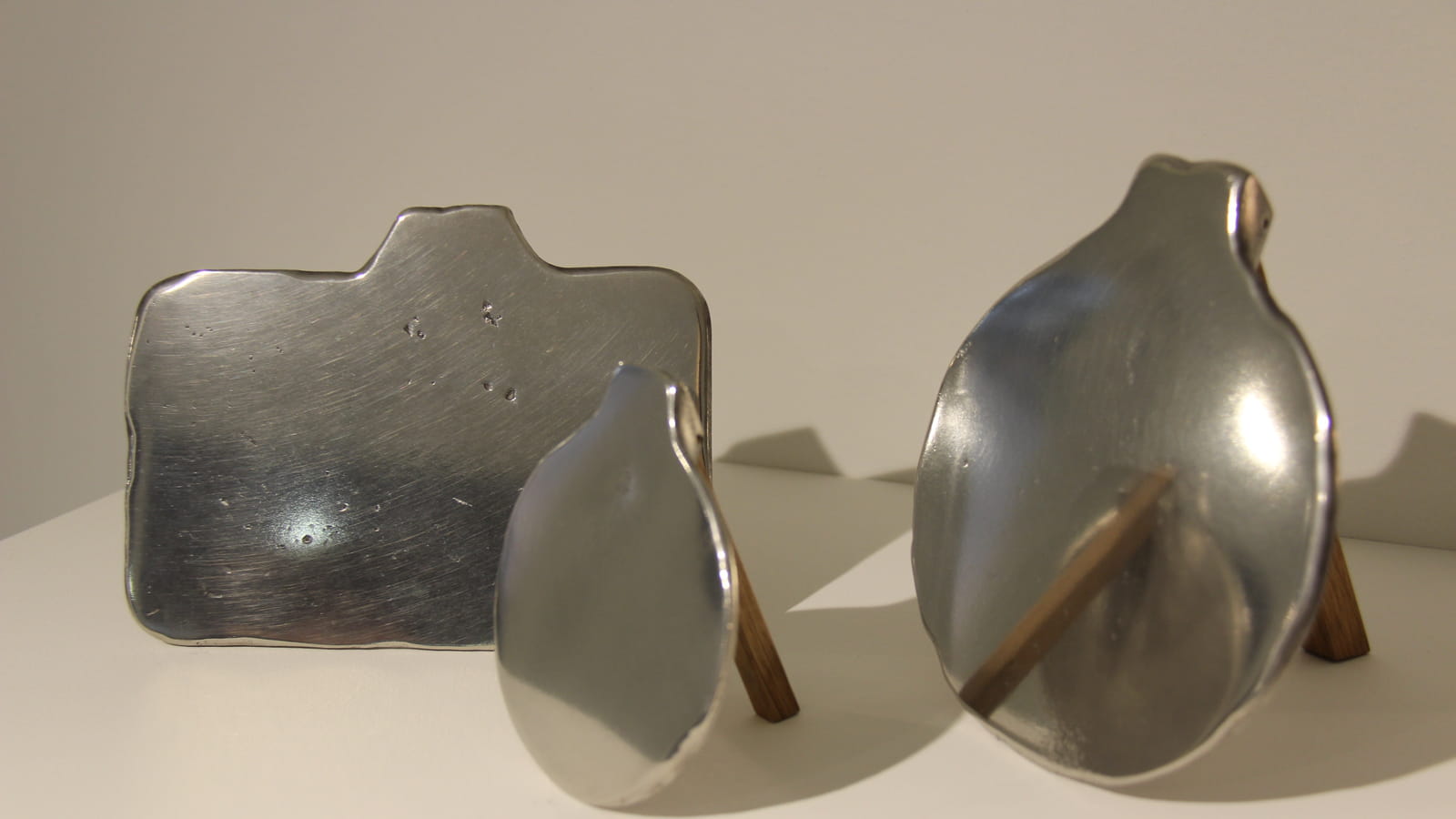 Miroir Looking Pewter de Liliana Ovalle