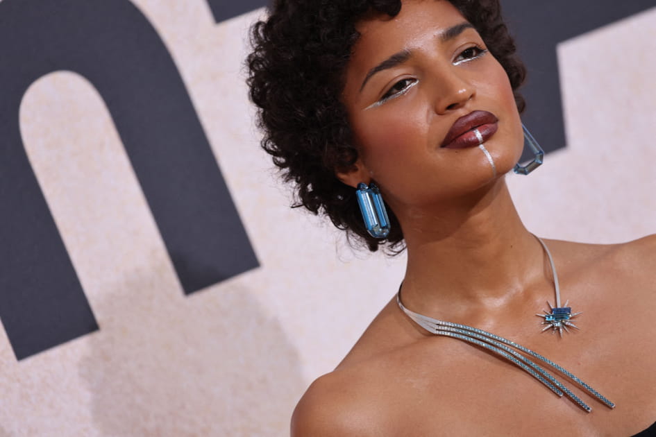 Le maquillage graphique argent&eacute; d'Indya Moore