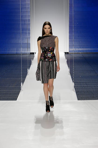 D&eacute;fil&eacute; Cruise 2015 : la robe en soie et brod&eacute;e avec basque en coton imprim&eacute;