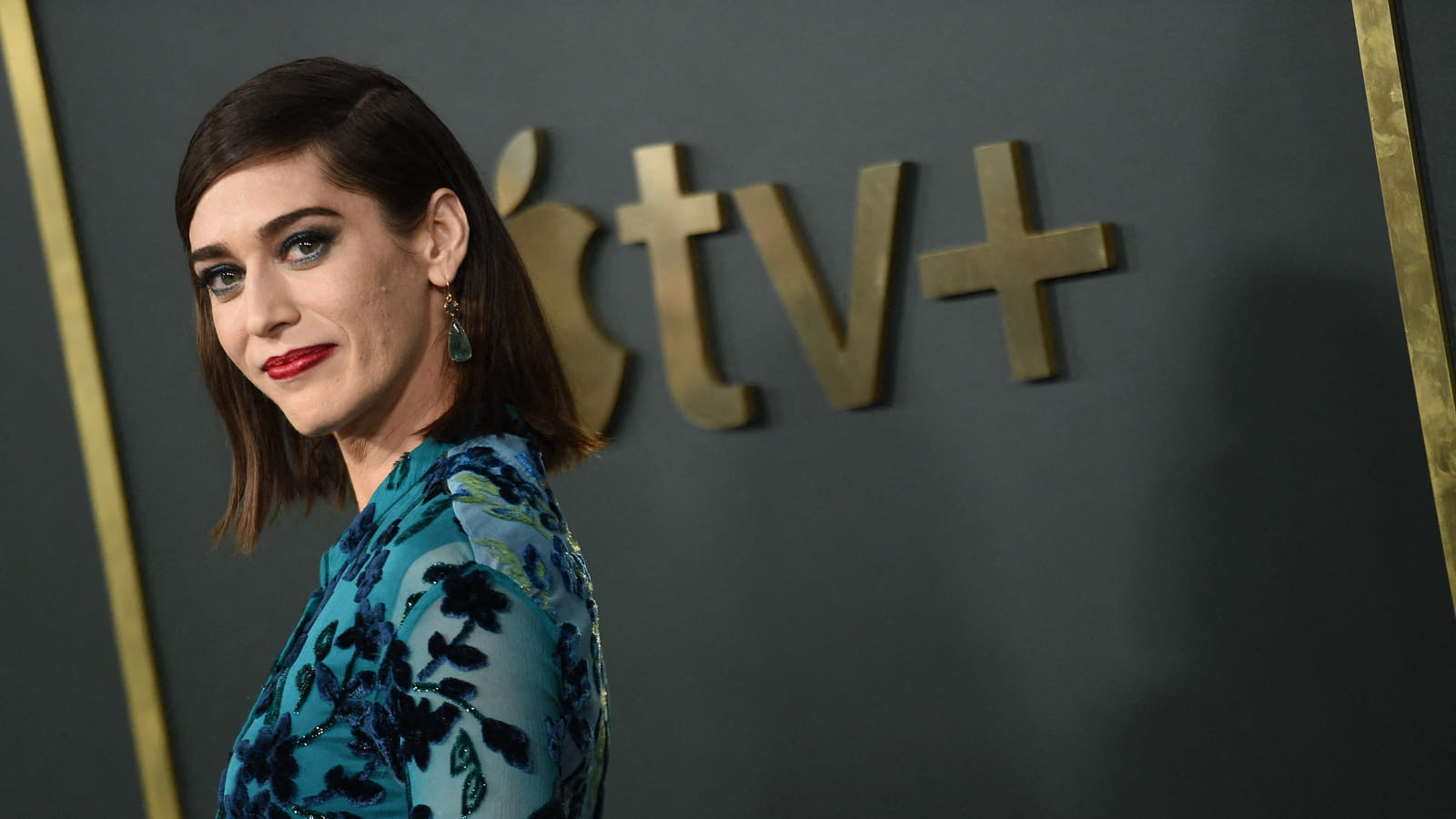 Lizzy Caplan 