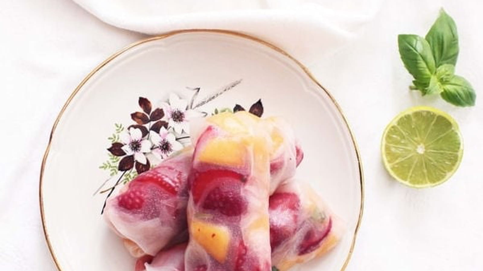 Rouleaux de printemps au melon, fraises et basilic