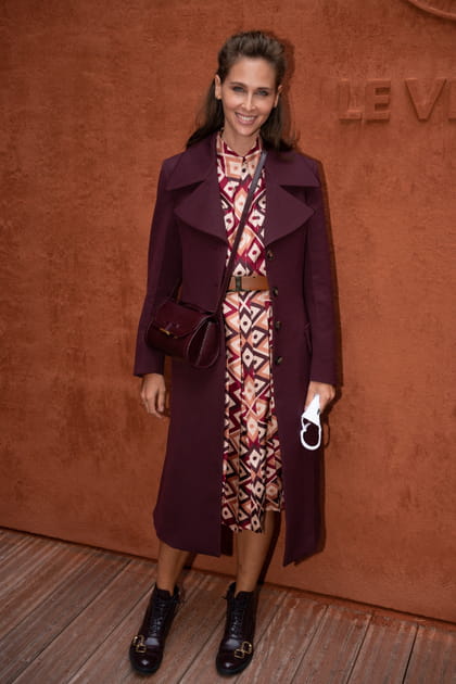 Ophélie Meunier en manteau prune et robe imprimée