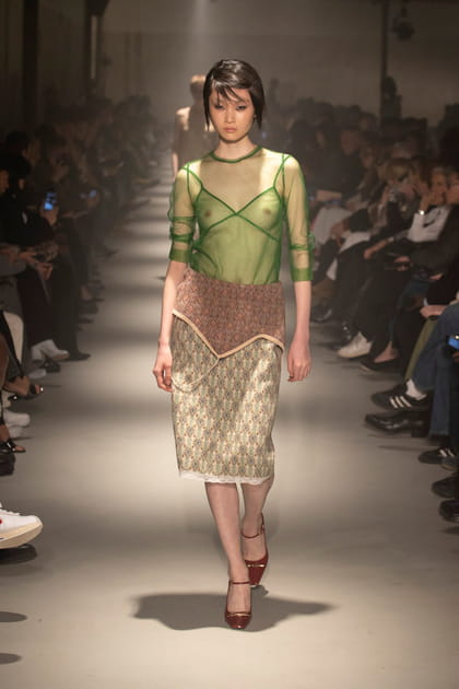 Top vert transparent et jupe imprim&eacute;e aper&ccedil;us sur le d&eacute;fil&eacute; N&deg;21