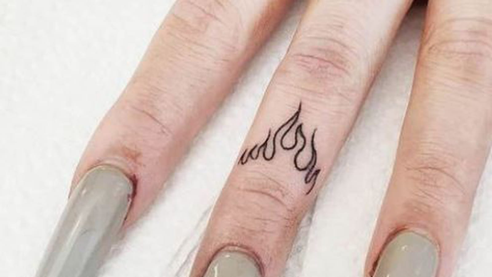 Flammes rebelles sur le majeur