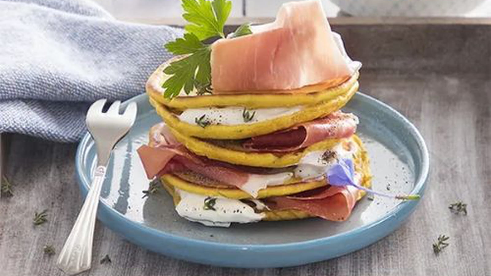 Pancakes aux herbes, au yaourt salé et au jambon de Parme