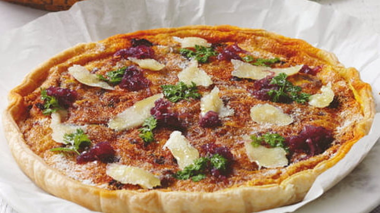 Quiche aux oignons de Tropea, saucisse et Grana Padano