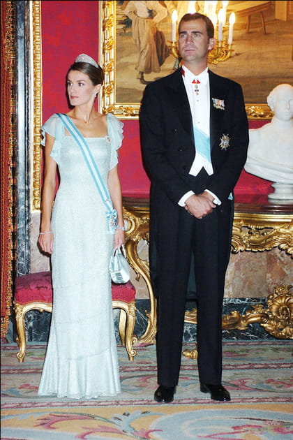 Letizia d'Espagne en robe longue bleue &agrave; sequins