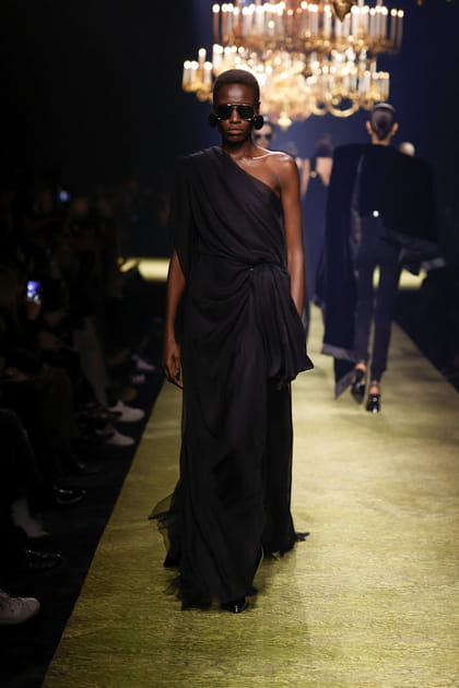 Look 49&nbsp;du d&eacute;fil&eacute; Saint Laurent