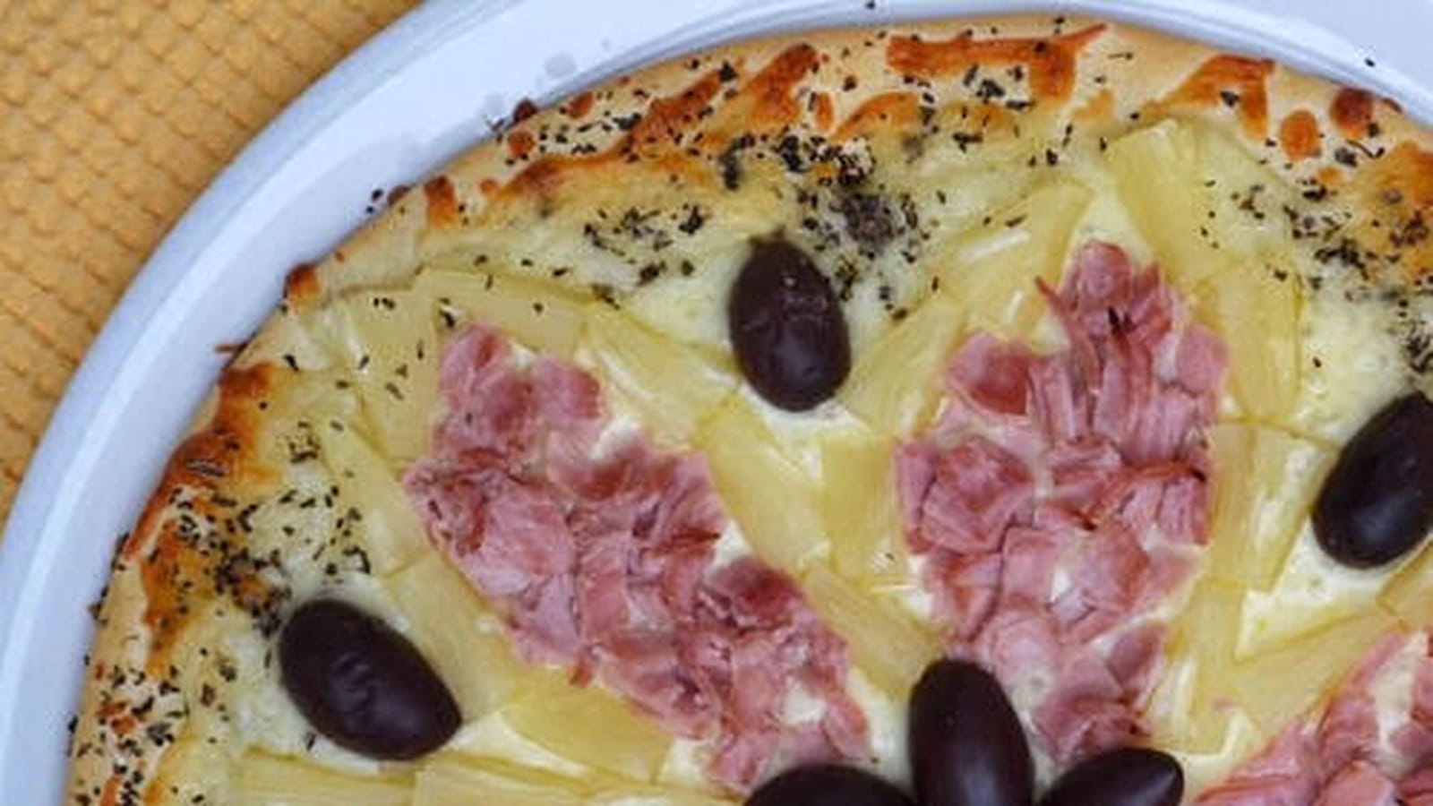 Pizza hawaïenne à l'ananas, jambon et olives