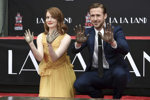 Sourire malicieux et mains argileuses