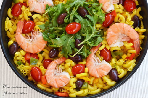 pâtes coquillettes au safran, gambas, poivrons, olives et tomates cerise