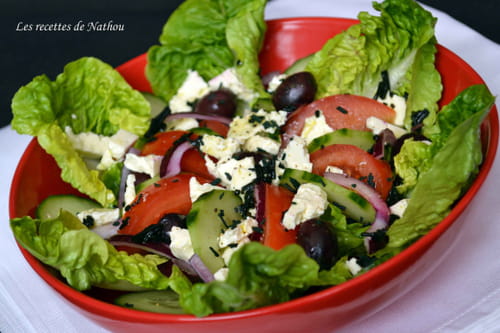 Salade à la grecque, vinaigrette au citron et à la spiruline