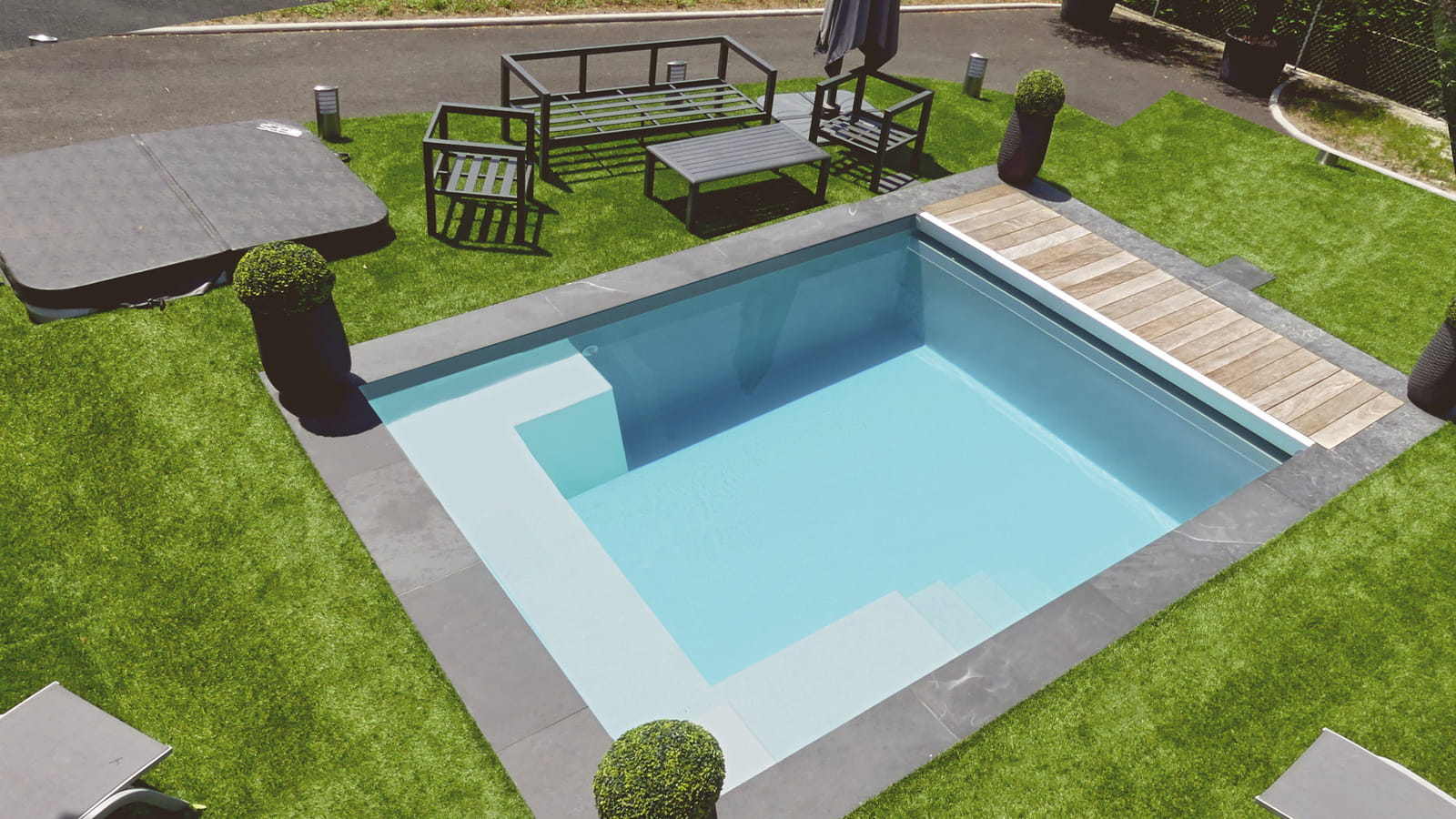 Une piscine carrée hyper design
