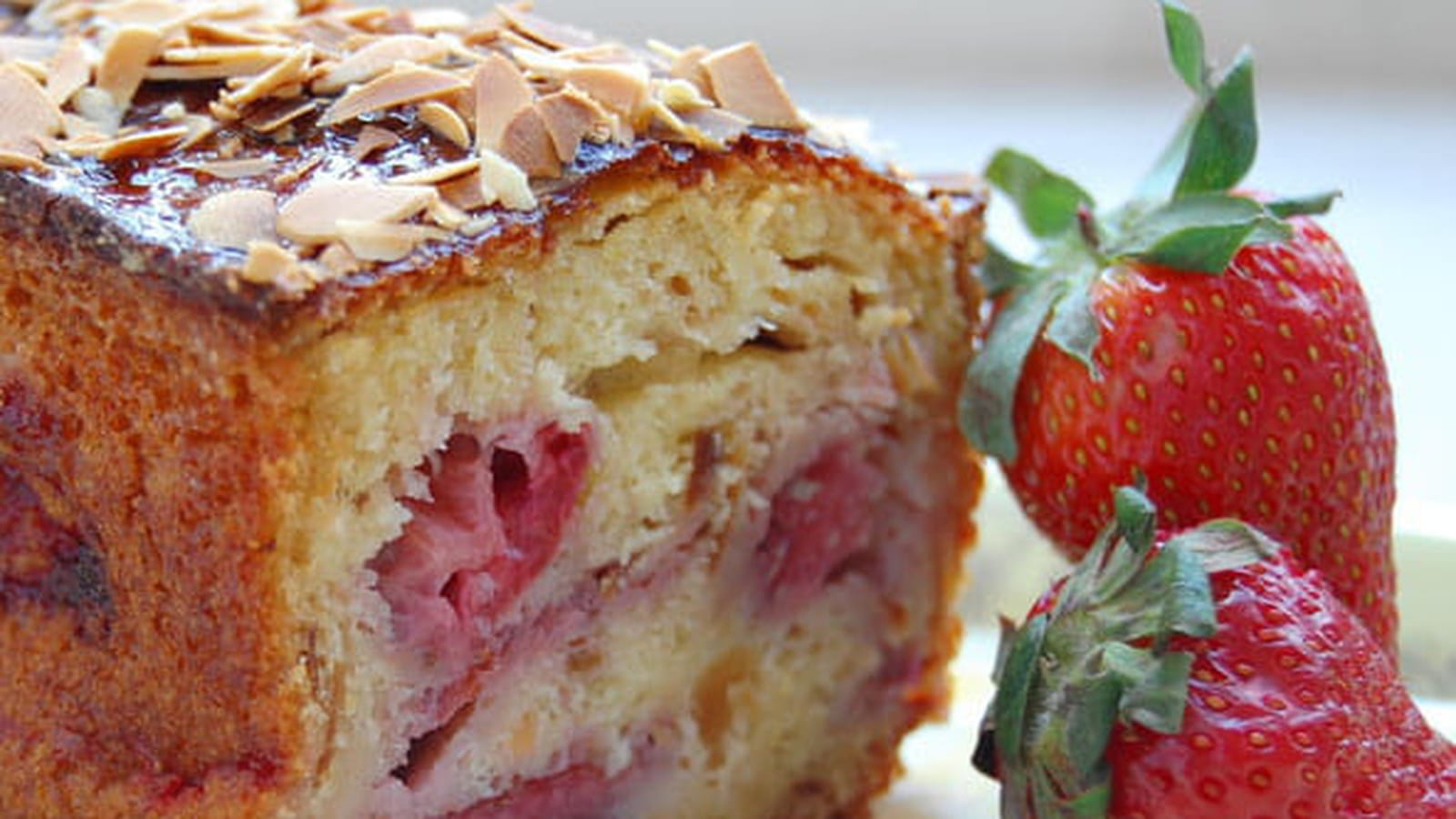 Cake aux fraises, miel et amandes