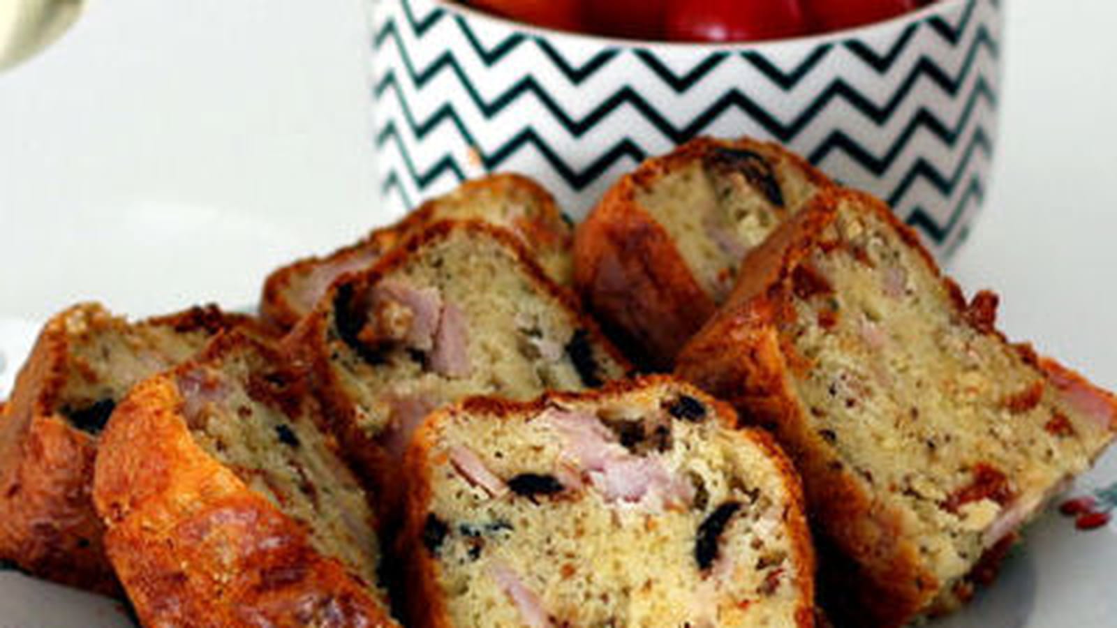 Cake au rôti de porc, tomates séchées et olives noires