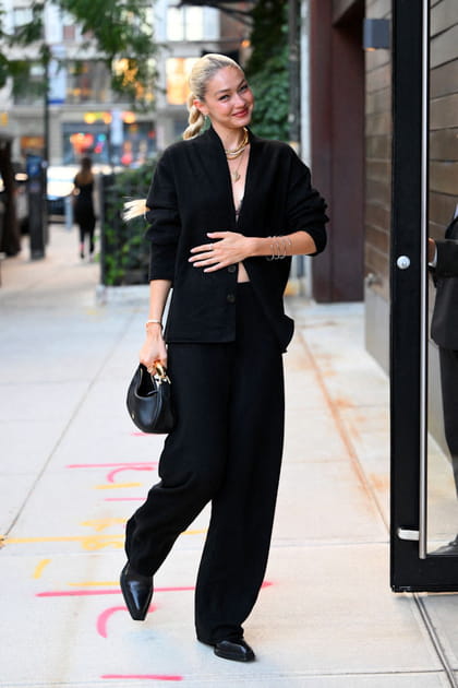Gigi Hadid en chemise noire et pantalon assorti