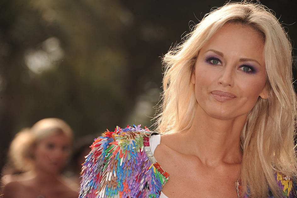 Les paupi&egrave;res lilas d'Adriana Karembeu