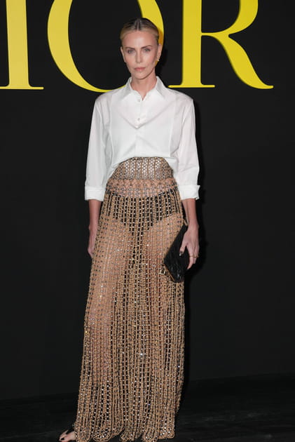 Charlize Theron en chemise et jupe transparente