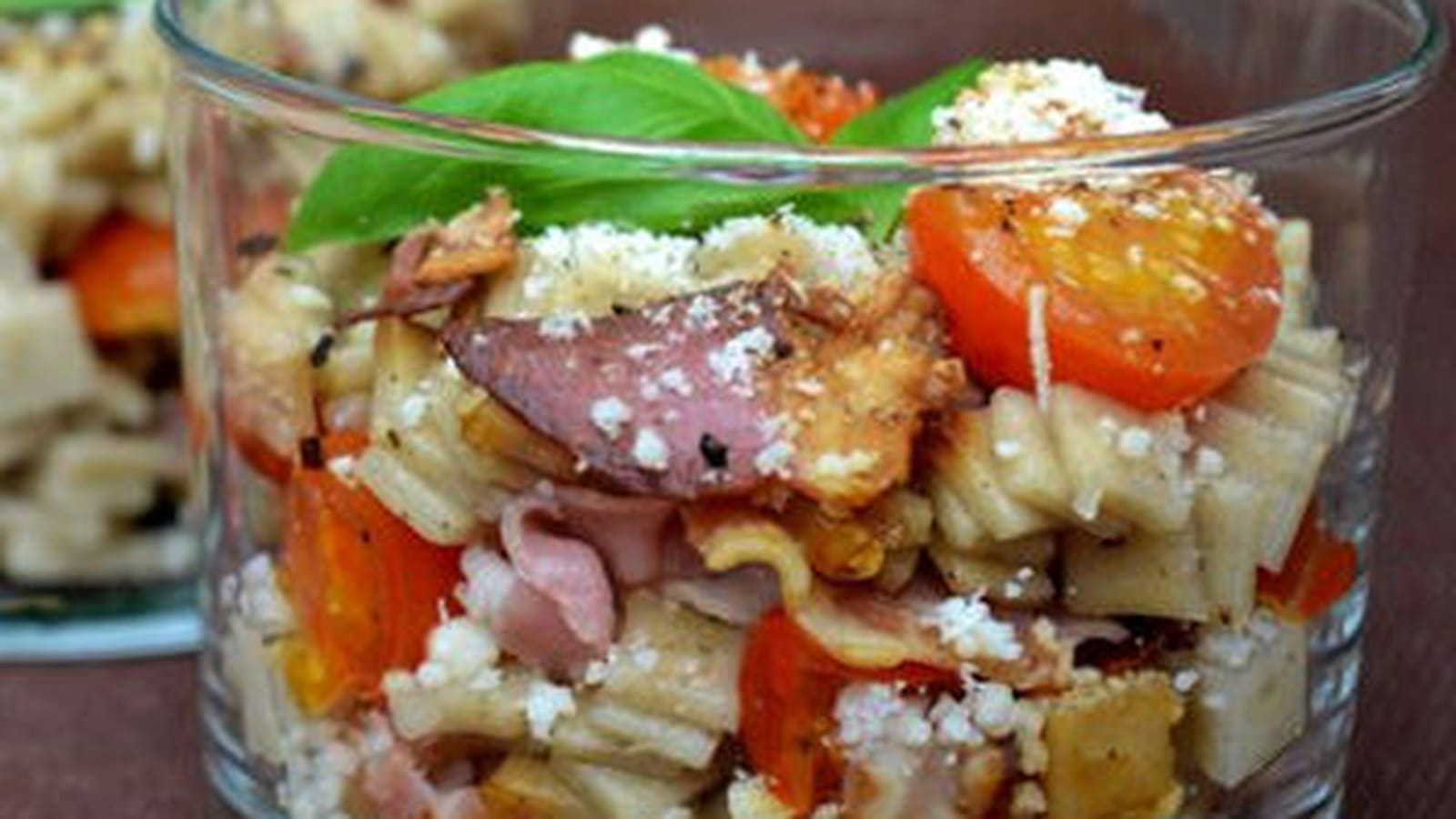 Verrines de crozets à la pancetta grillée et tomates cerise poêlées au miel