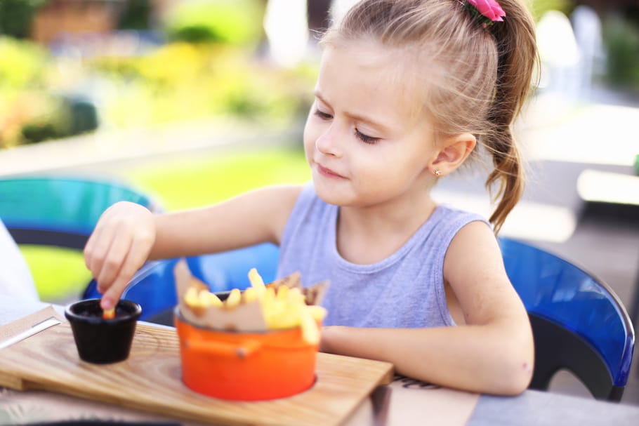 Les publicités alimentaires à destination des enfants bientôt interdites ?