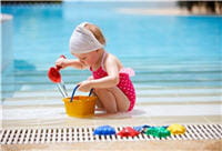 même s'il fait souvent des otites, votre enfant peut se baigner à la piscine.
